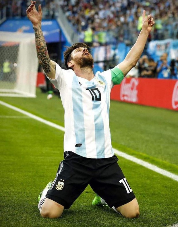 Bức Ảnh Gây Sốt: Messi Nói, Dàn Sao Argentina Vây Quanh Lắng Nghe
