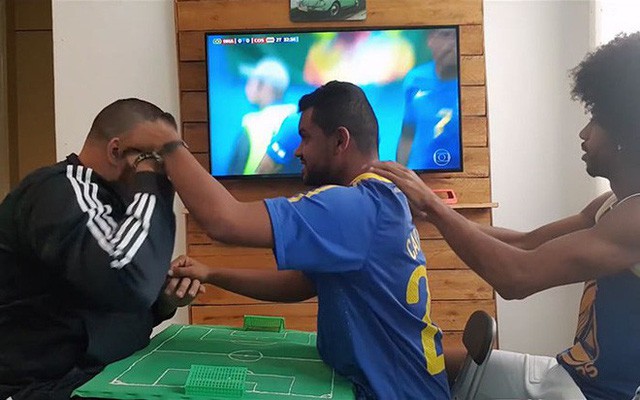 Cách anh chàng Brazil giúp người bạn vừa khiếm thính vừa khiếm thị xem World Cup khiến người ghét bóng đá cũng phải xúc động - Ảnh 3.