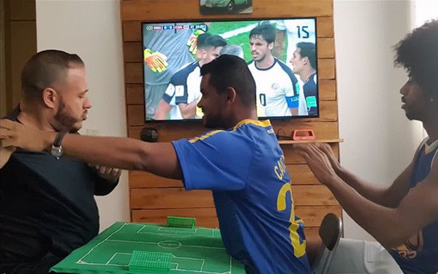 Cách anh chàng Brazil giúp người bạn vừa khiếm thính vừa khiếm thị xem World Cup khiến người ghét bóng đá cũng phải xúc động - Ảnh 5.