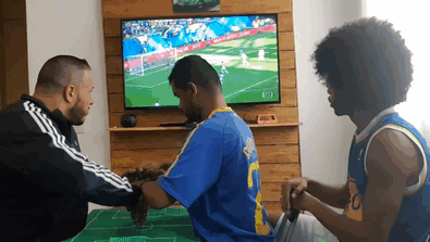 Cách anh chàng Brazil giúp người bạn vừa khiếm thính vừa khiếm thị xem World Cup khiến người ghét bóng đá cũng phải xúc động - Ảnh 7.