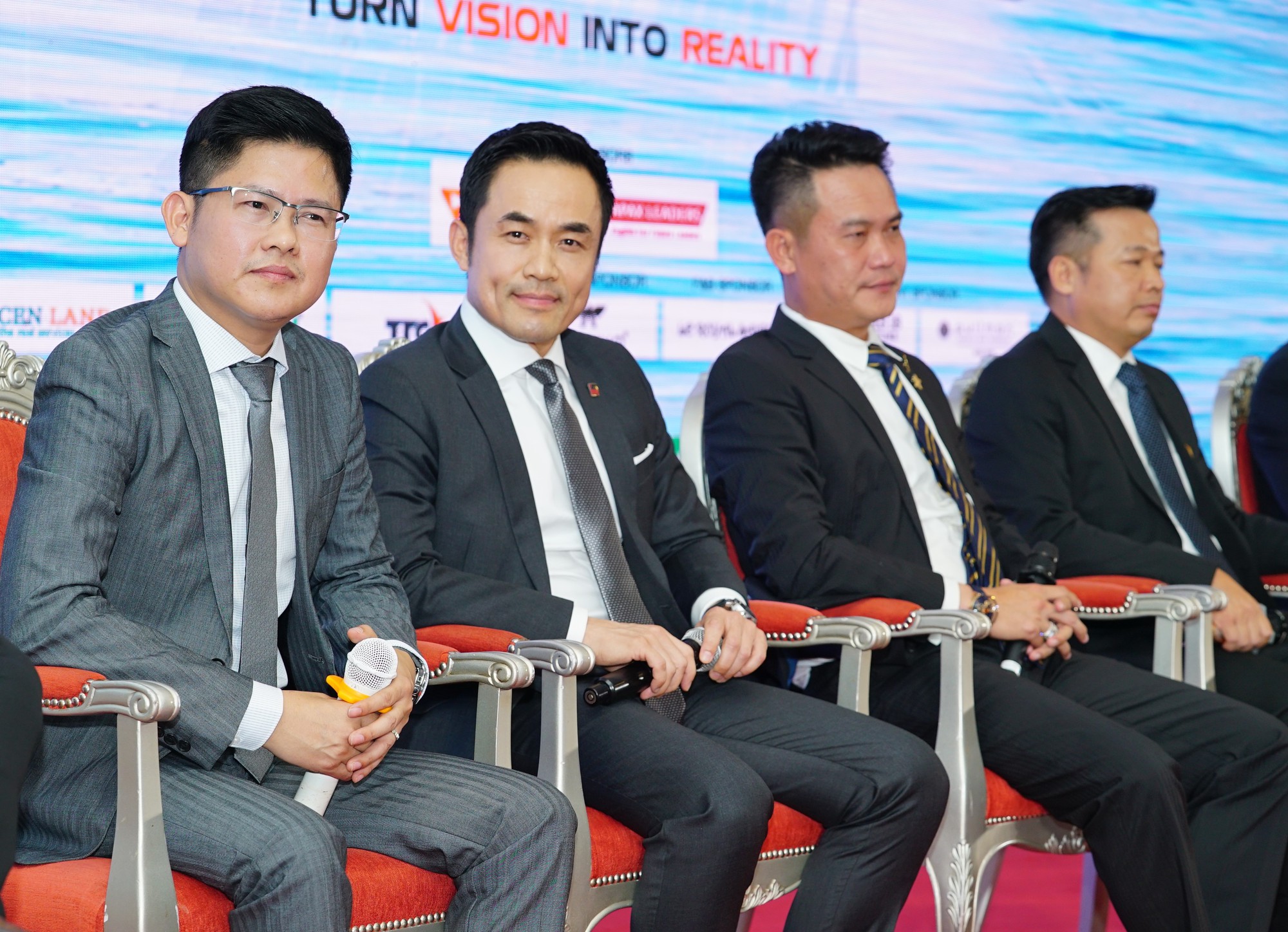 Giám đốc quỹ đầu tư Cyber Việt Nam - Thái Lan cùng 3 “shark cũ” làm cá mập chính trong Shark Tank mùa 2 - Ảnh 1.