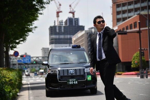  Đi taxi ở Nhật Bản mùa này: Tài xế nếu không phải ninja huyền thoại thì cũng là vệ sĩ vest đen cực ngầu và còn được trang bị cả… súng nước - Ảnh 3.