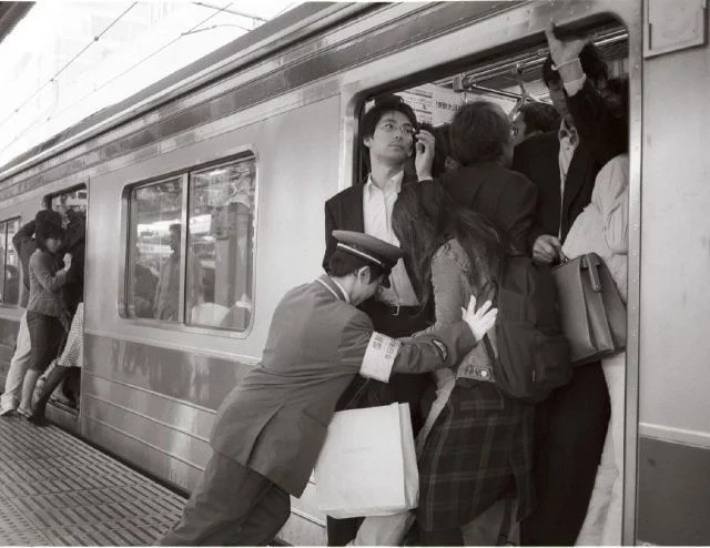 Nghề nhồi người lên tàu điện ngầm - công việc mang đậm nét văn hóa Nhật và cũng chỉ có ở Nhật - Ảnh 7.