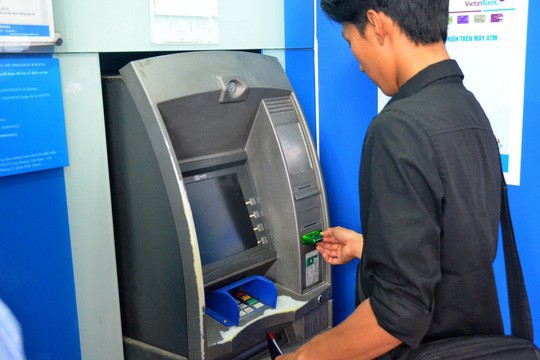 Lần thứ 2 NHNN yêu cầu dừng tăng phí rút tiền nội mạng ATM  - Ảnh 1.