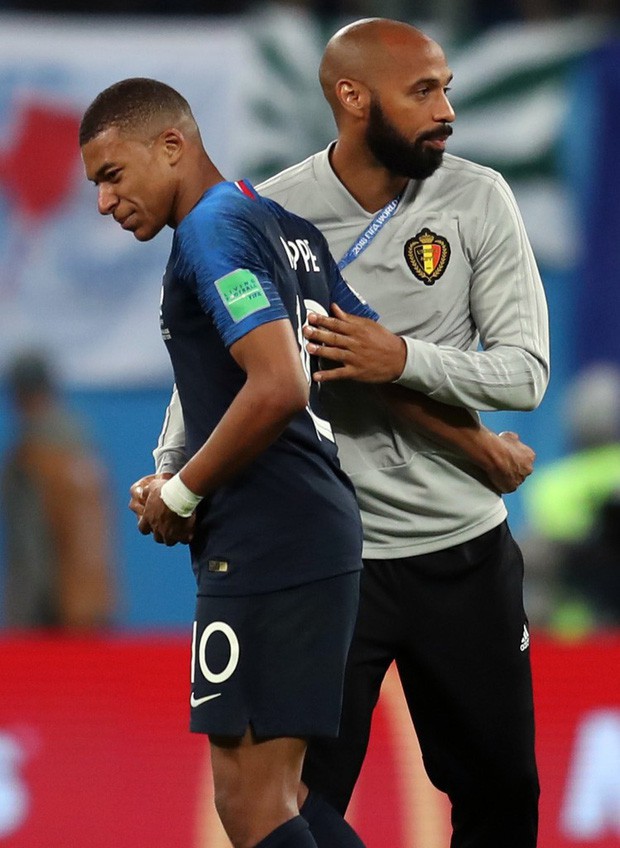 Sau màn lăn lộn ăn vạ như Neymar, sao trẻ Mbappe lại bị chỉ trích vì thói câu giờ chọc tức đối thủ - Ảnh 1.