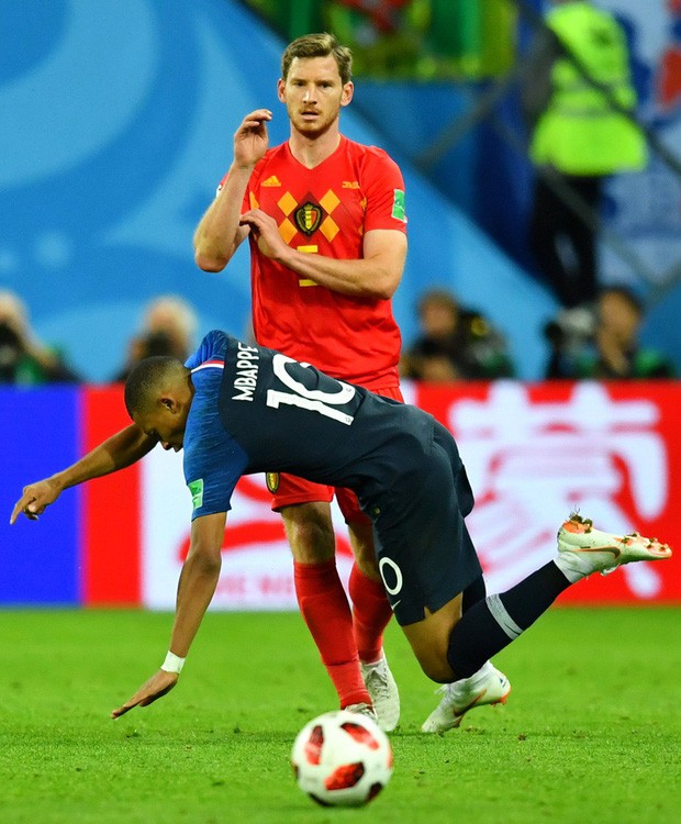 đầu tư giá trị - Sau màn lăn lộn ăn vạ như Neymar, sao trẻ Mbappe lại bị chỉ trích vì thói câu giờ chọc tức đối thủ - photo đầu tư giá trị - photo 2 15312716531261639925896 - Sau màn lăn lộn ăn vạ như Neymar, sao trẻ Mbappe lại bị chỉ trích vì thói câu giờ chọc tức đối thủ