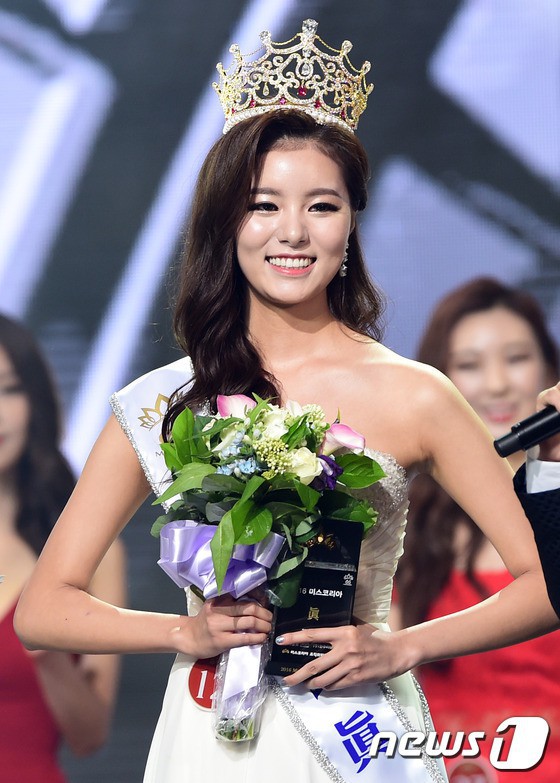 Trớ trêu các cuộc thi sắc đẹp Hàn Quốc: Hoa hậu bị “kẻ ngoài cuộc” lấn át nhan sắc ngay trong đêm đăng quang! - Ảnh 13.
