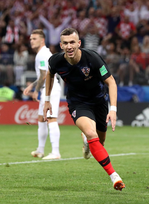 CĐV Croatia mừng phát điên khi đội nhà lần đầu tiên vào chung kết World Cup - Ảnh 12.