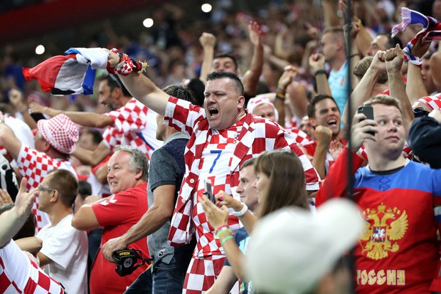 CĐV Croatia mừng phát điên khi đội nhà lần đầu tiên vào chung kết World Cup - Ảnh 13.