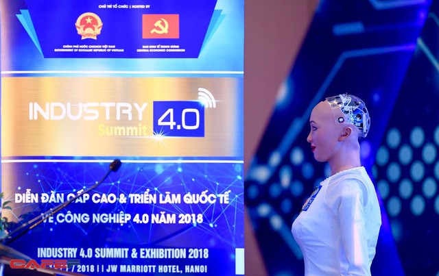 Những hình ảnh ấn tượng của Sophia - Robot có quyền con người đầu tiên tại Việt Nam trong tà áo dài - Ảnh 1. Những hình ảnh ấn tượng của Sophia - Robot có quyền con người đầu tiên tại Việt Nam trong tà áo dài - Ảnh 1.