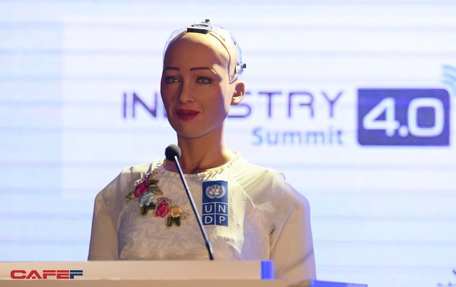 Những hình ảnh ấn tượng của Sophia - Robot có quyền con người đầu tiên tại Việt Nam trong tà áo dài - Ảnh 5. Những hình ảnh ấn tượng của Sophia - Robot có quyền con người đầu tiên tại Việt Nam trong tà áo dài - Ảnh 5.