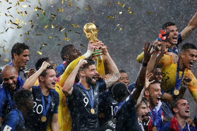 Khoảnh khắc lịch sử: Dàn sao đội tuyển Pháp thay nhau hôn Cúp vàng thế giới - Ảnh 1.