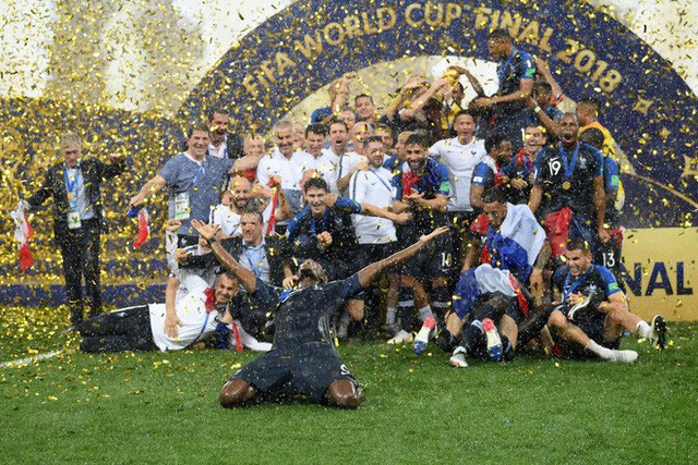 Khoảnh khắc lịch sử: Dàn sao đội tuyển Pháp thay nhau hôn Cúp vàng thế giới - Ảnh 2.
