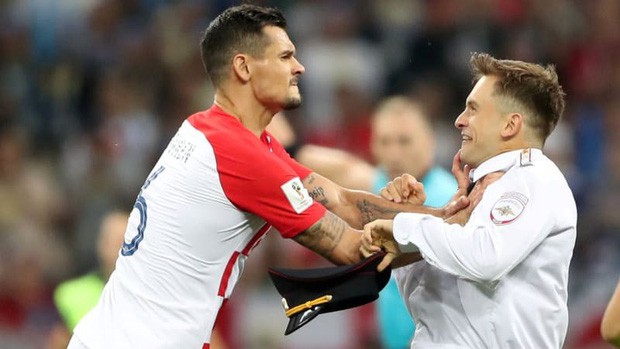 World Cup 2018: Đột nhập vào sân bóng, fan cuồng suýt ăn đòn của cầu thủ Croatia - Ảnh 1.