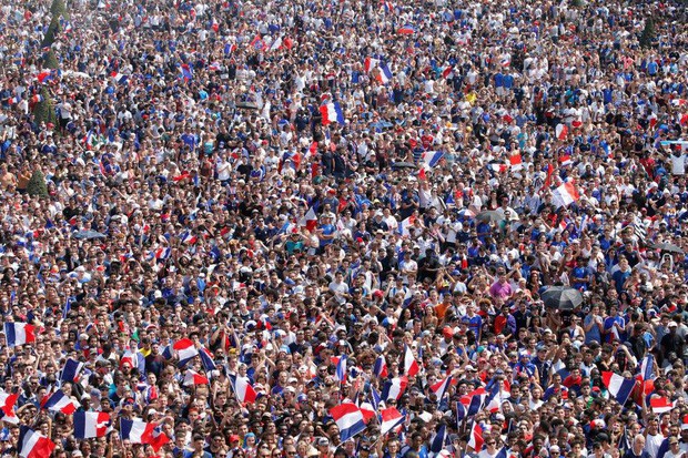Xúc động cảnh ăn mừng cuồng nhiệt của hàng trăm ngàn CĐV Pháp ở Paris - Ảnh 1.
