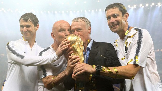 Khoảnh khắc lịch sử: Dàn sao đội tuyển Pháp thay nhau hôn Cúp vàng thế giới - Ảnh 11.