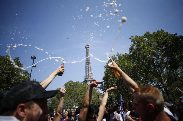 Xúc động cảnh ăn mừng cuồng nhiệt của hàng trăm ngàn CĐV Pháp ở Paris - Ảnh 11.