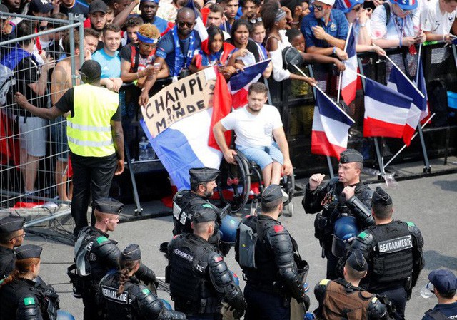 Xúc động cảnh ăn mừng cuồng nhiệt của hàng trăm ngàn CĐV Pháp ở Paris - Ảnh 13.