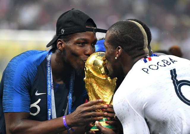 Khoảnh khắc lịch sử: Dàn sao đội tuyển Pháp thay nhau hôn Cúp vàng thế giới - Ảnh 14.