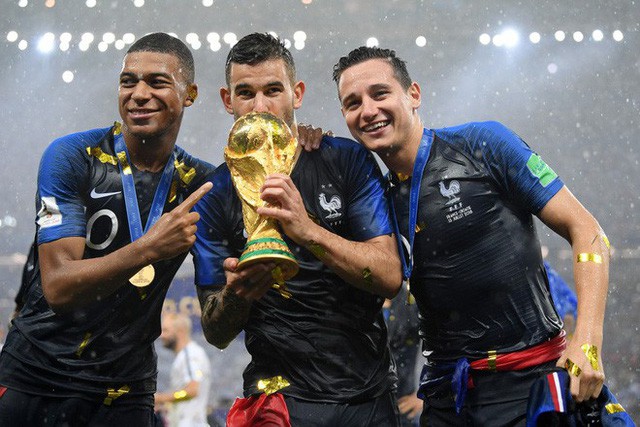 Khoảnh khắc lịch sử: Dàn sao đội tuyển Pháp thay nhau hôn Cúp vàng thế giới - Ảnh 15.