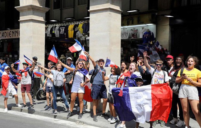 Xúc động cảnh ăn mừng cuồng nhiệt của hàng trăm ngàn CĐV Pháp ở Paris - Ảnh 15.