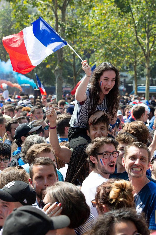 Xúc động cảnh ăn mừng cuồng nhiệt của hàng trăm ngàn CĐV Pháp ở Paris - Ảnh 16.