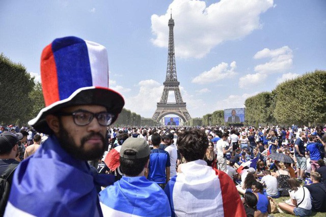 Xúc động cảnh ăn mừng cuồng nhiệt của hàng trăm ngàn CĐV Pháp ở Paris - Ảnh 3.