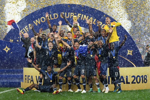 Khoảnh khắc lịch sử: Dàn sao đội tuyển Pháp thay nhau hôn Cúp vàng thế giới - Ảnh 5.