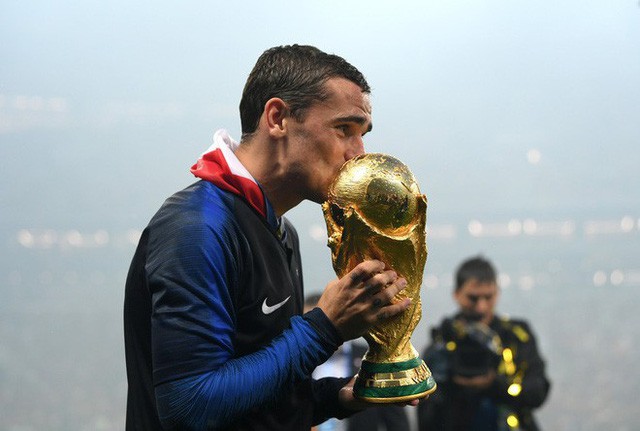 Khoảnh khắc lịch sử: Dàn sao đội tuyển Pháp thay nhau hôn Cúp vàng thế giới - Ảnh 7.