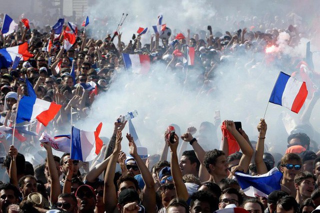 Xúc động cảnh ăn mừng cuồng nhiệt của hàng trăm ngàn CĐV Pháp ở Paris - Ảnh 7.