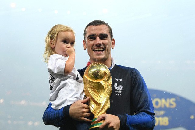 Khoảnh khắc lịch sử: Dàn sao đội tuyển Pháp thay nhau hôn Cúp vàng thế giới - Ảnh 8.