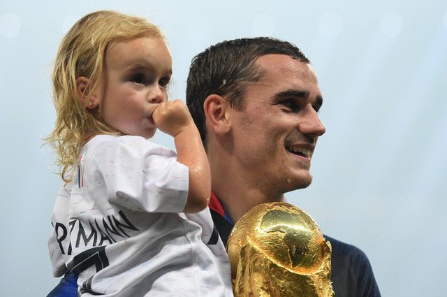 Khoảnh khắc lịch sử: Dàn sao đội tuyển Pháp thay nhau hôn Cúp vàng thế giới - Ảnh 9.