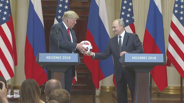 Nhận được món quà từ Tổng thống Putin, Tổng thống Trump bất ngờ tung nó về phía vợ để đem về cho con trai chơi - Ảnh 1.