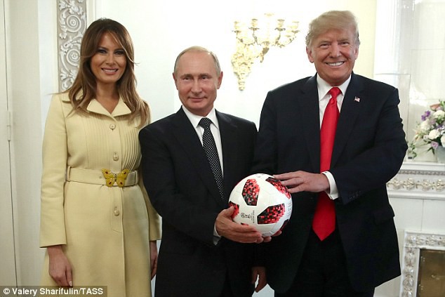 Nhận được món quà từ Tổng thống Putin, Tổng thống Trump bất ngờ tung nó về phía vợ để đem về cho con trai chơi - Ảnh 3.