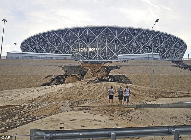 Sân vận động World Cup 2018 tại Nga bị tàn phá nghiêm trọng chỉ sau một cơn mưa - Ảnh 1.