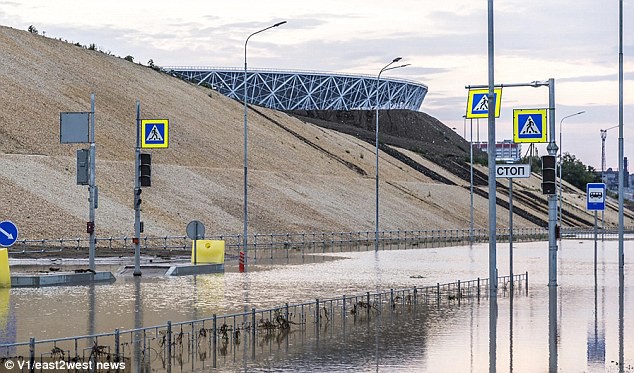Sân vận động World Cup 2018 tại Nga bị tàn phá nghiêm trọng chỉ sau một cơn mưa - Ảnh 7.
