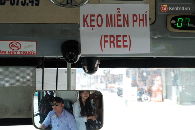 Những câu chuyện đáng yêu của bác tài xe buýt 54 và rổ tiền lẻ đầy tình người giữa Sài Gòn: Nếu quên, bạn cứ lấy tiền lẻ để mua vé - Ảnh 2.