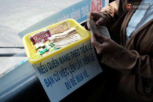 Những câu chuyện đáng yêu của bác tài xe buýt 54 và rổ tiền lẻ đầy tình người giữa Sài Gòn: Nếu quên, bạn cứ lấy tiền lẻ để mua vé - Ảnh 3.