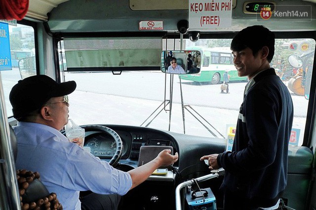 Những câu chuyện đáng yêu của bác tài xe buýt 54 và rổ tiền lẻ đầy tình người giữa Sài Gòn: Nếu quên, bạn cứ lấy tiền lẻ để mua vé - Ảnh 4.
