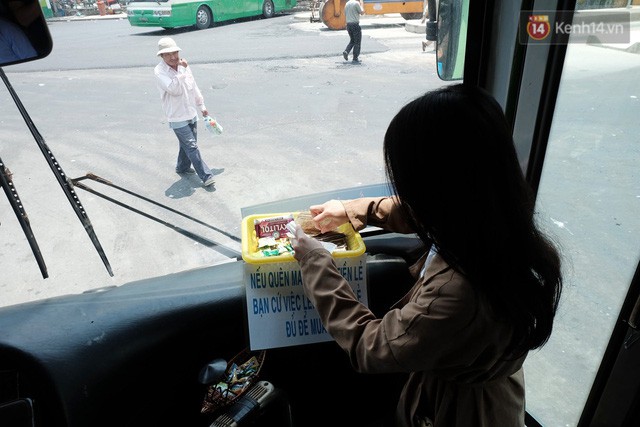 Những câu chuyện đáng yêu của bác tài xe buýt 54 và rổ tiền lẻ đầy tình người giữa Sài Gòn: Nếu quên, bạn cứ lấy tiền lẻ để mua vé - Ảnh 5.