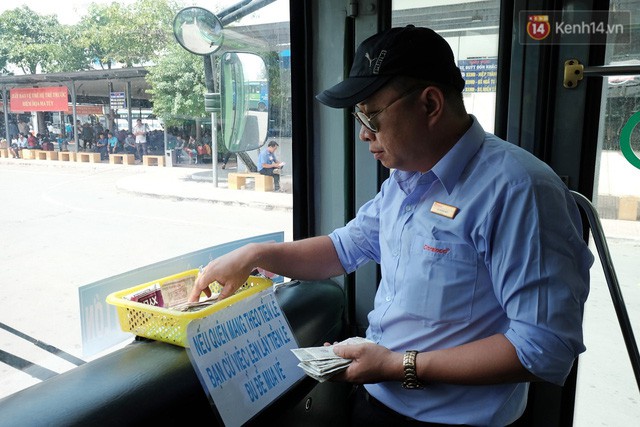Những câu chuyện đáng yêu của bác tài xe buýt 54 và rổ tiền lẻ đầy tình người giữa Sài Gòn: Nếu quên, bạn cứ lấy tiền lẻ để mua vé - Ảnh 6.
