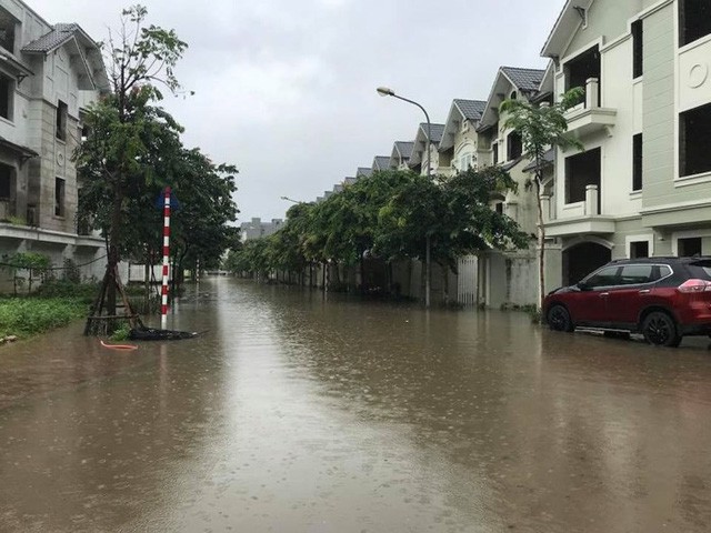  Hà Nội: Làng biệt thự triệu đô hễ mưa là ngập, dân bơi xuồng trên đường phố  - Ảnh 1.