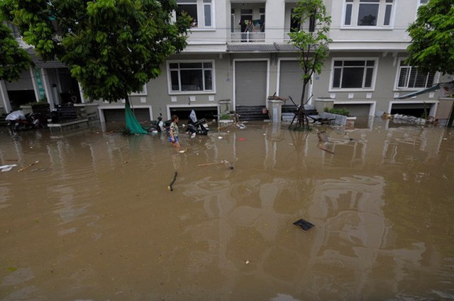  Hà Nội: Làng biệt thự triệu đô hễ mưa là ngập, dân bơi xuồng trên đường phố  - Ảnh 2.