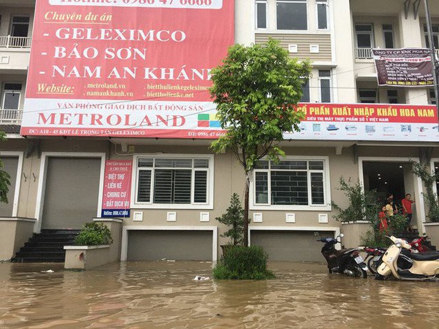  Hà Nội: Làng biệt thự triệu đô hễ mưa là ngập, dân bơi xuồng trên đường phố  - Ảnh 7.