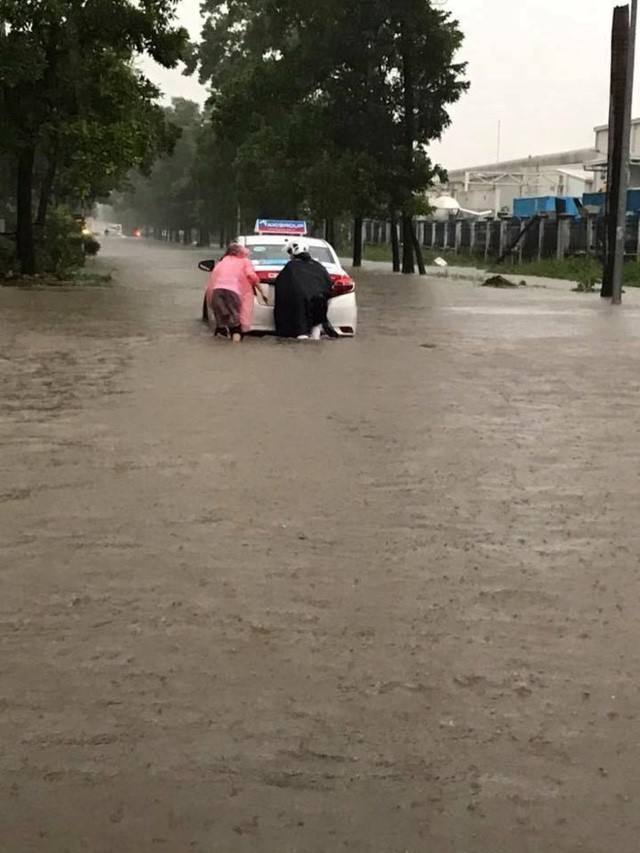  Hà Nội mưa lớn, xế sang cũng bơi giữa những con phố nay đã biến thành sông  - Ảnh 2.