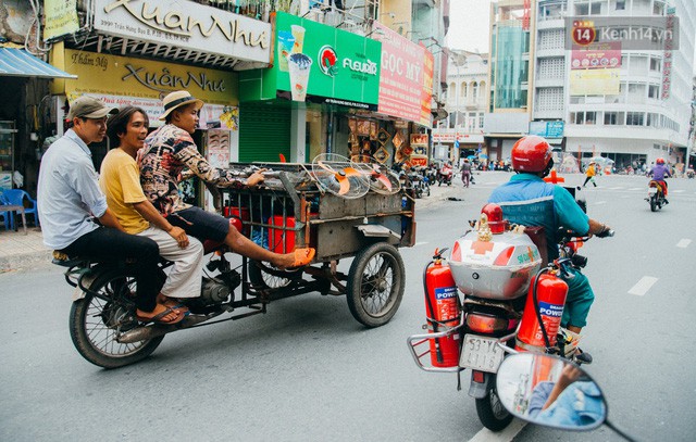 Ông cụ nhặt rác và chú vẹt ở Sài Gòn trên chiếc xe cứu thương đáng yêu được chế tạo từ phế liệu  - Ảnh 2.