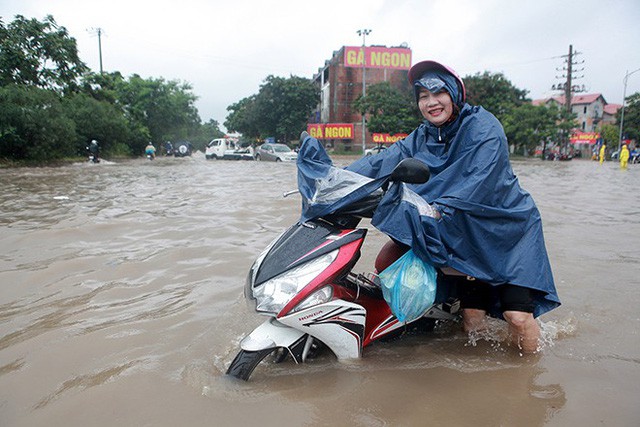  Hà Nội: Làng biệt thự triệu đô hễ mưa là ngập, dân bơi xuồng trên đường phố  - Ảnh 5.
