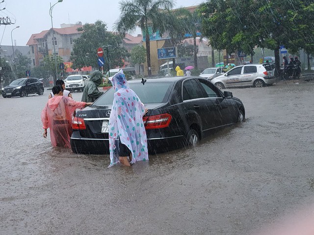  Hà Nội mưa lớn, xế sang cũng bơi giữa những con phố nay đã biến thành sông  - Ảnh 5.