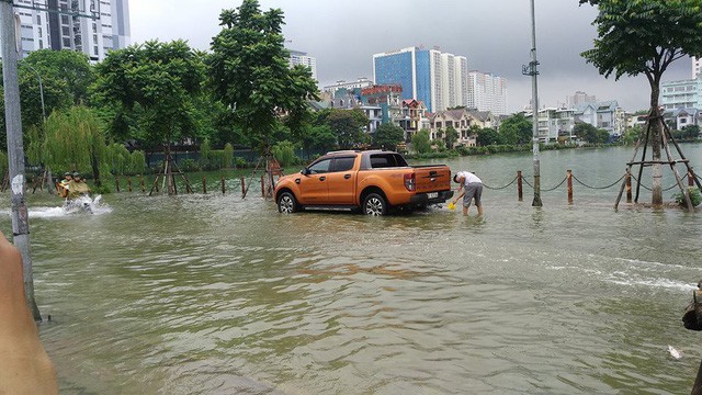  Hà Nội mưa lớn, xế sang cũng bơi giữa những con phố nay đã biến thành sông  - Ảnh 8.