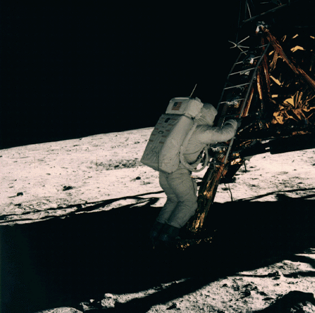 Ai là người quay/chụp lại khoảnh khắc Neil Armstrong trở thành người đầu tiên đặt chân lên Mặt Trăng? - Ảnh 3.